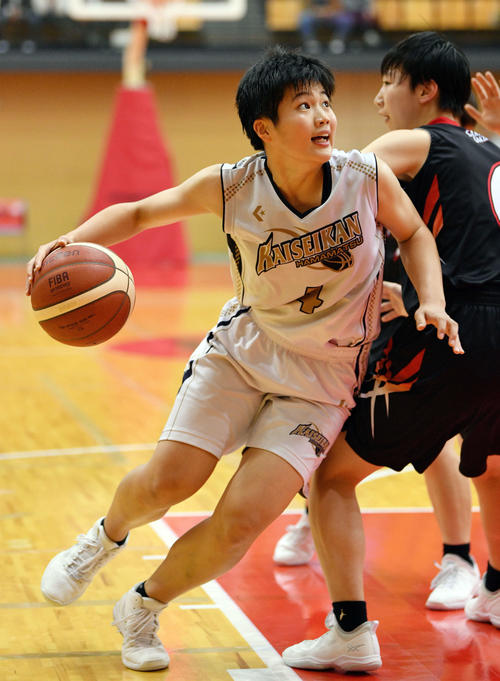第4Q、ドリブルで攻め込む浜松開誠館・松岡（撮影・滝沢徹郎）