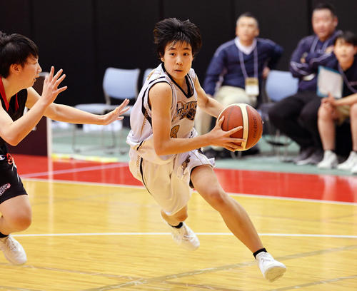 第4Q、ドリブルで攻め込む浜松開誠館・樋口（撮影・滝沢徹郎）