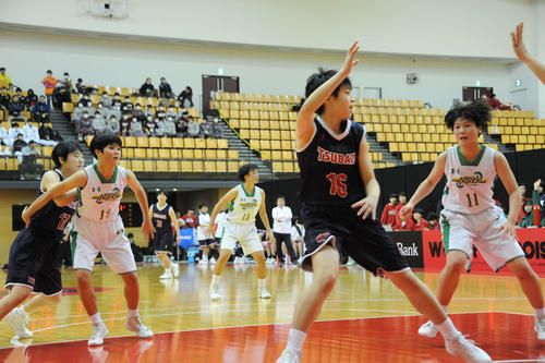 新潟産大付・小林（白左）と大西（白右）が懸命をボールを追う（撮影・小林忠）