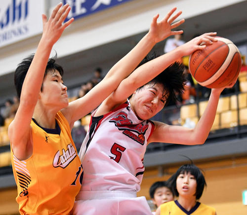 第4Q、リバウンドを奪う郡山商・牧野（手前右）（撮影・滝沢徹郎）