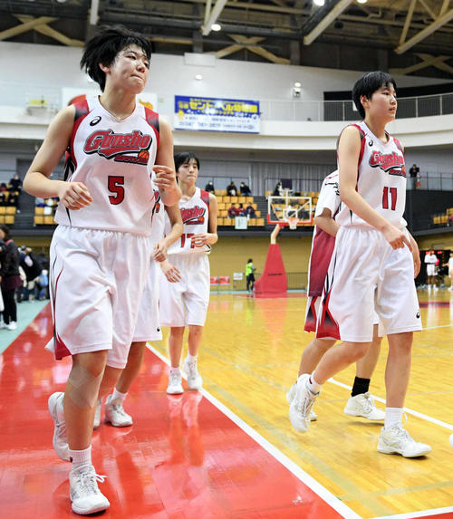 敗退し引き揚げる牧野（左）ら郡山商の選手（撮影・滝沢徹郎）