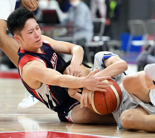 中部大第一対白樺学園　　第2Q、倒れ込みながら相手選手とボールを奪い合う白樺学園・山田崇大（撮影・たえ見朱実）