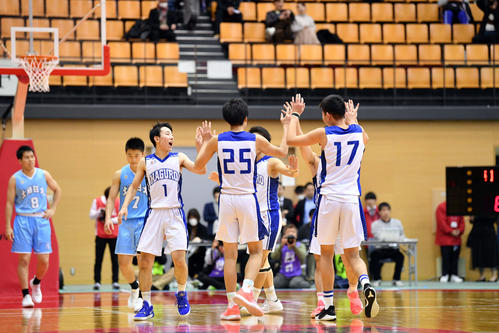 羽黒対土浦日大　初戦を突破し喜ぶ羽黒の選手たち（撮影・滝沢徹郎）