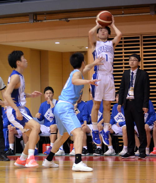 羽黒対土浦日大　第3Q、3点シュートを放つ羽黒・渡部（中央）。右は斎藤コーチ