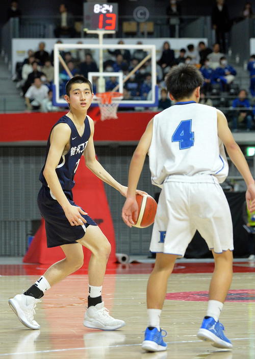 能代工対福井商　第4Q、ボールをキープする能代工・佐々木（撮影・鎌田直秀）