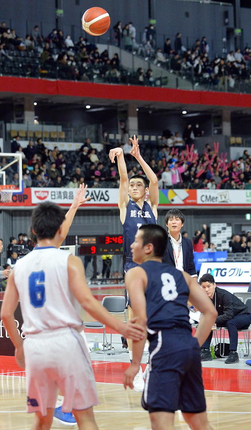 能代工対福井商　第1Q、3点シュートを決める能代工・佐々木（中央）（撮影・鎌田直秀）