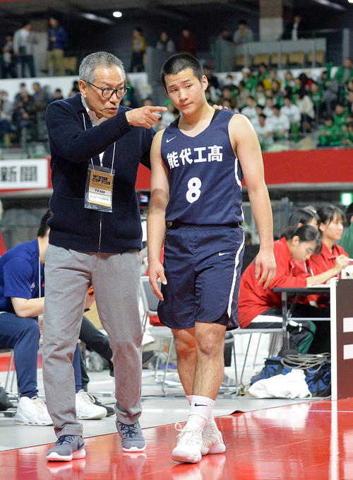 能代工・小野秀二監督（左）と伊東翼さん