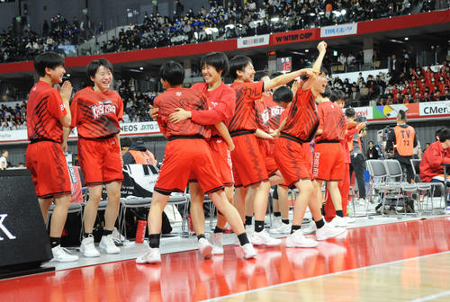 開志国際対桜花学園　第4Q伊藤の3点シュートが決まり喜ぶベンチ