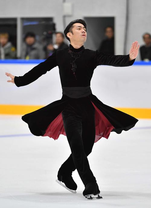 関空アイスアリーナのオープニングセレモニーで演技する高橋大輔（撮影・上田博志）