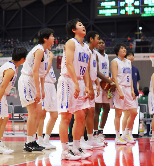 開志国際に勝利し客席にあいさつをする桜花学園のメンバー（撮影・河田真司）