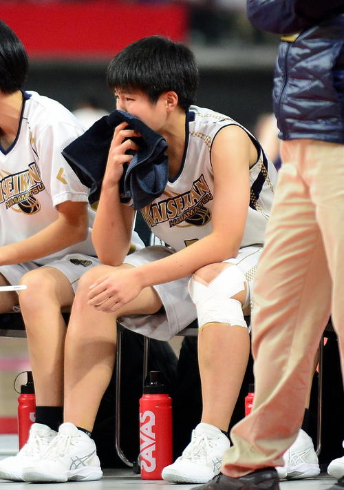 左膝を負傷した浜松開誠館・松岡は、ベンチで涙を流す