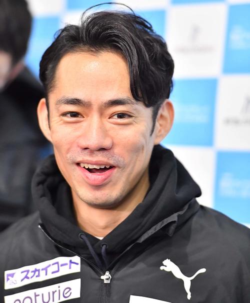 関空アイスアリーナのオープニングセレモニーに参加した高橋大輔は笑顔を見せながらインタビューに答える（撮影・上田博志）