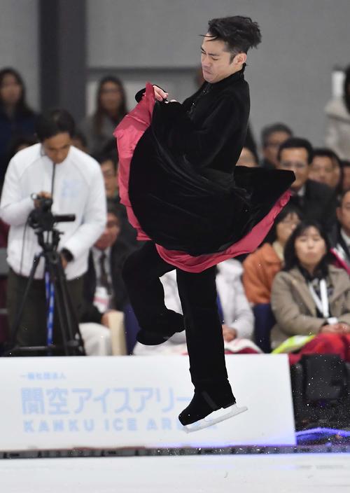 関空アイスアリーナのオープニングセレモニーで演技する高橋大輔（撮影・上田博志）