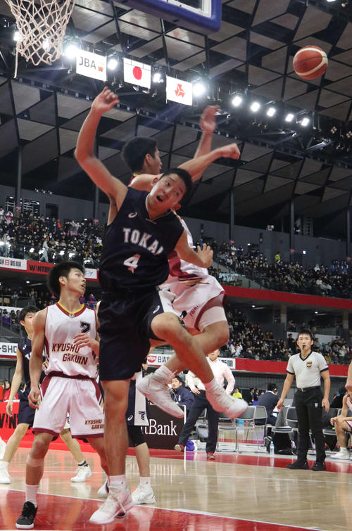 九州学院対東海大札幌　第1Q、シュートを阻まれる東海大札幌・佐藤武（手前）（撮影・浅水友輝）