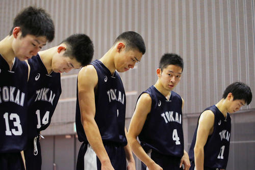 九州学院に敗れ肩を落とし客席にあいさつする東海大札幌のメンバー（撮影・河田真司）