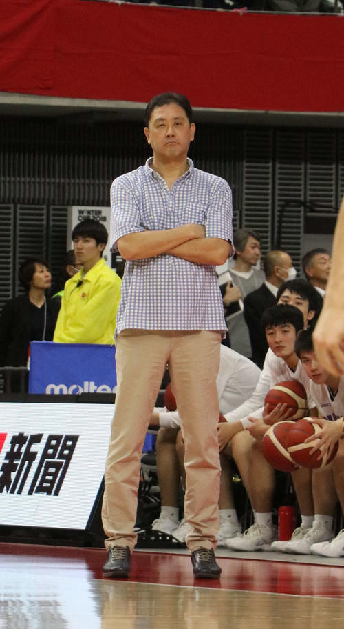 九州学院対東海大札幌　前半、厳しい表情で試合を見つめる東海大札幌・佐々木監督（撮影・浅水友輝）