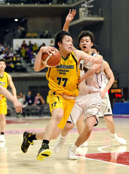 福島東稜対洛南　第4Q、ドライブでゴール下に切れ込む福島東稜・工藤（撮影・相沢孔志）
