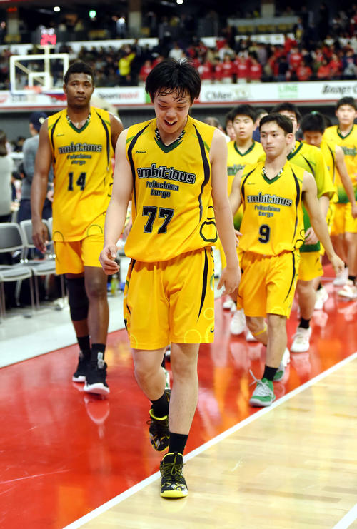 敗戦し、工藤を先頭に引き揚げる福島東稜の選手