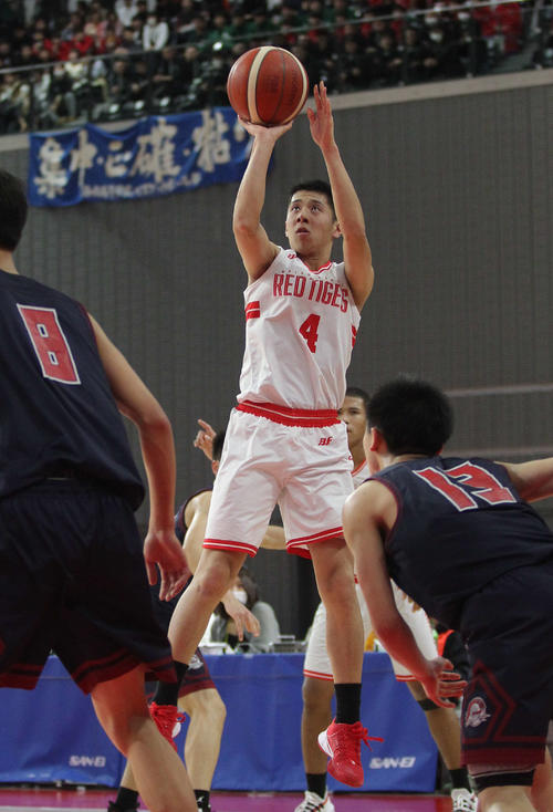 開志国際対福岡大大濠　ジャンプシュートを放つPG高木