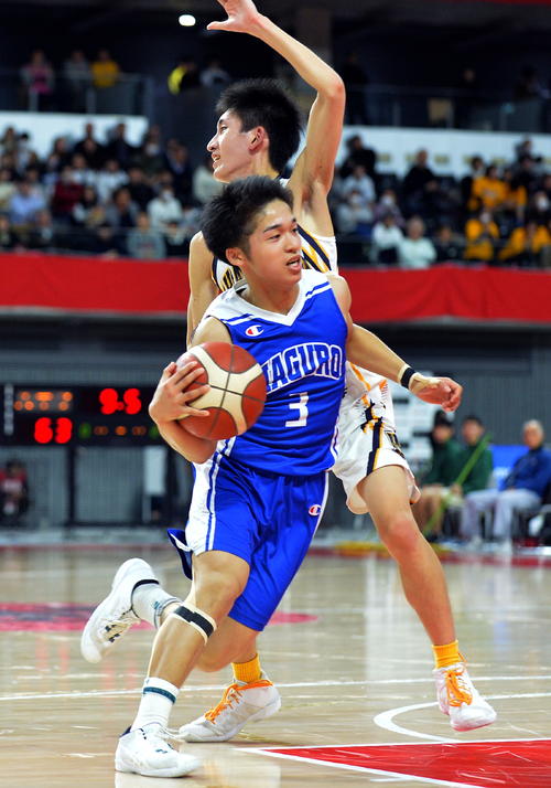 羽黒対八王子学園八王子　第4Q、ドリブルで切り込む羽黒・樋口（撮影・鎌田直秀）