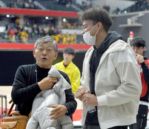 明成・佐藤コーチ（左）と談笑する東海大・八村阿蓮
