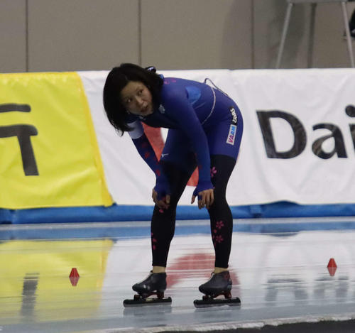 女子3000メートルで国内最高記録をマークした高木美は電光掲示板の結果を確認する（撮影・保坂果那）