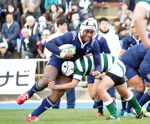 後半、大分東明NO8セコナイヤ（中央）はタックルされながらも突進する（撮影・上山淳一）