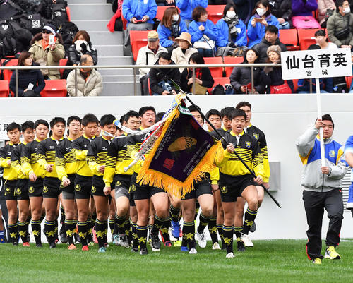 開会式で元気よく行進する仙台育英フィフティーン（撮影・上田博志）