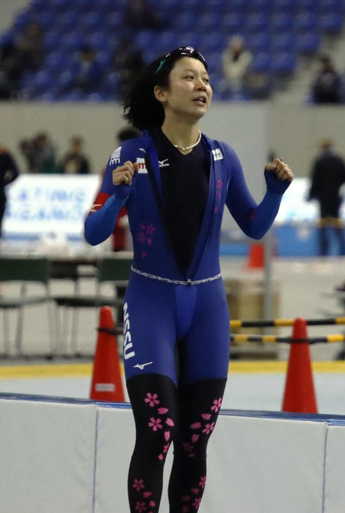 女子1500メートルで国内最高記録をマークした高木美はゴール後、両手で小さくガッツポーズ（撮影・保坂果那）
