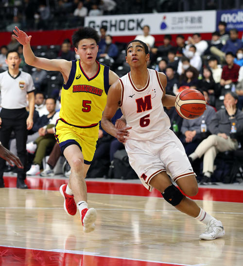 明成対北陸　第2クオーター、ドリブルする明成・菅野（右）（撮影・大野祥一）
