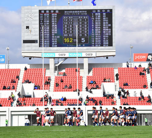 全国高校ラグビー1回戦　報徳学園対山形中央　報徳学園（手前）が162点を取り大勝する（撮影・清水貴仁