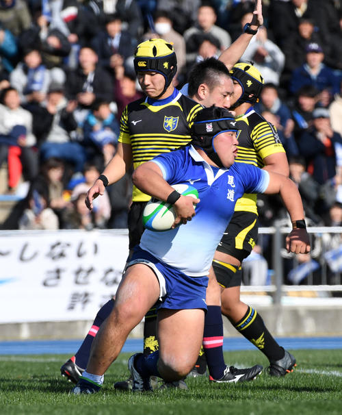 尾道対仙台育英　後半、尾道フッカー藤原はトライを決め雄たけびを上げる（撮影・前岡正明）