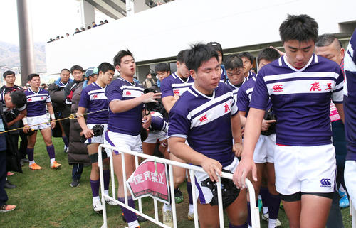 茗溪学園に敗れグラウンドを引き揚げる鹿児島工フィフティーン（撮影・上山淳一）