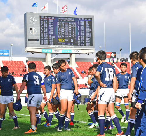 報徳学園対山形中央　報徳学園の前に大敗しがっくりする山形中央フィフティーン（撮影・清水貴仁）