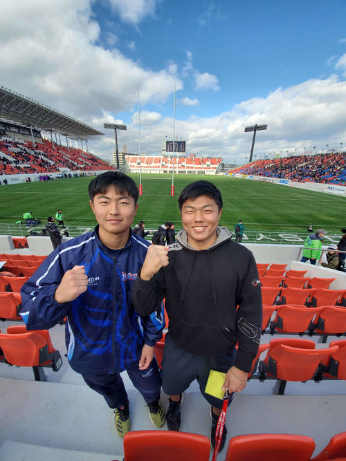 尾道でラグビーボールを追う藤原大志（右）と大和は父裕次郎さんの憧れだった花園のメーンフィールド前に立った