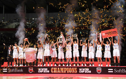 ウインターカップ2019　女子決勝　桜花学園対岐阜女子　優勝を決めカップを掲げる桜花学園の選手たち（撮影・たえ見朱実）