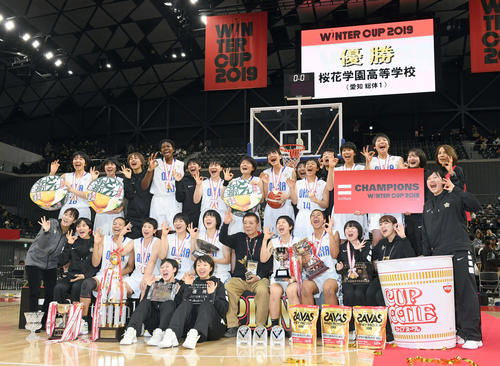 優勝を決め笑顔で記念撮影に納まる桜花学園の選手たち（撮影・たえ見朱実）