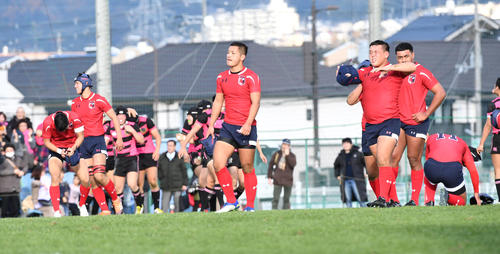 秋田中央対高知中央　秋田中央に敗れがっくりする高知中央フィフティーン（撮影・前岡正明）