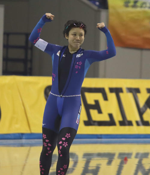 女子1000メートルで国内最高記録をマークした高木美帆はゴール後両手でガッツポーズ（撮影・保坂果那）
