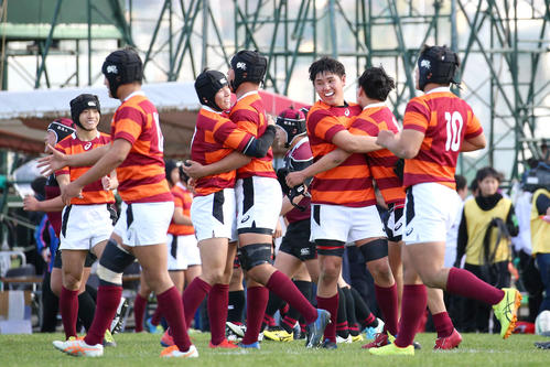 城東対新潟工　新潟工に勝利し、抱き合って喜ぶ城東フィフティーン（撮影・上山淳一）