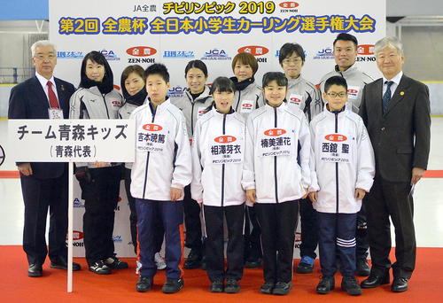 ゲストらと記念撮影するチーム青森キッズの選手たち（撮影・鎌田直秀）