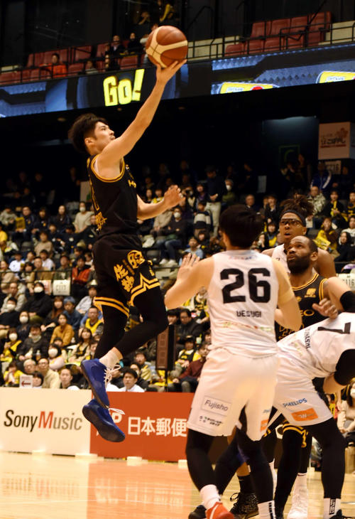 第3Q、シュートを決める仙台SG白戸