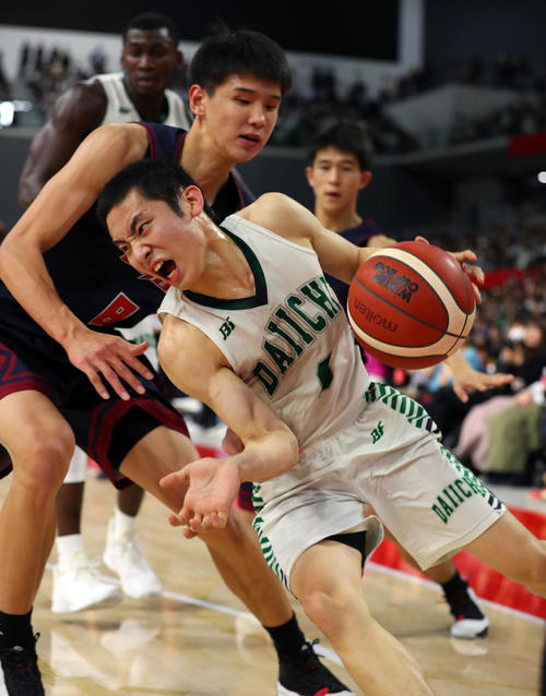 福岡第一対福岡大大濠　第2Q、ドリブルする福岡第一・河村（撮影・大野祥一）