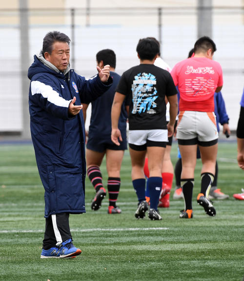 練習で指示を出す中部大春日丘・宮地監督（撮影・前岡正明）