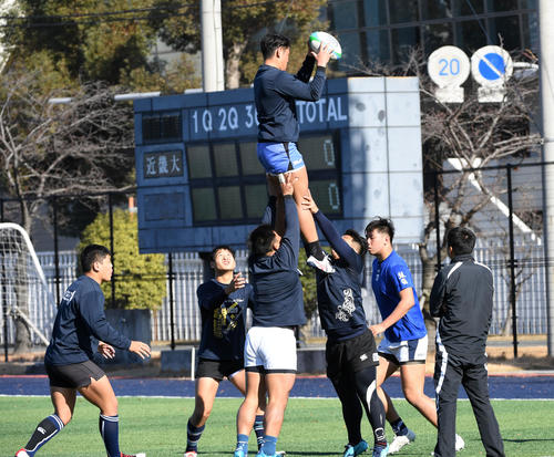 練習を行う大阪桐蔭フィフティーン（撮影・前岡正明）