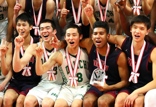 福岡第一対福岡大大濠　両チームでの記念撮影に笑顔を見せる福岡第一・河村（中央）、福岡大大濠・横地（同右）ら（撮影・足立雅史）