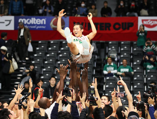 福岡第一対福岡大大濠　優勝し胴上げされる福岡第一・河村（撮影・足立雅史）