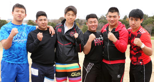 2回戦を前に気合十分の黒沢尻工の選手たち。左からプロップ伊藤遥、フッカー伊藤陸、ロック田中、NO8鈴木虎主将、プロップ高橋翔、ロック鮎田（撮影・野上伸悟）