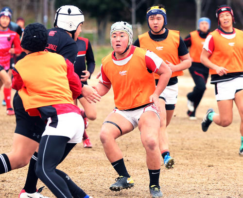 2回戦を前に調整するNO8鈴木主将（中央）ら黒沢尻工の選手たち（撮影・野上伸悟）
