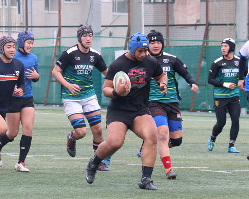 高鍋との1回戦3トライの札幌山の手NO8タモエフォラウ（手前）は前日練習で軽快な動きを見せる（撮影・浅水友輝）